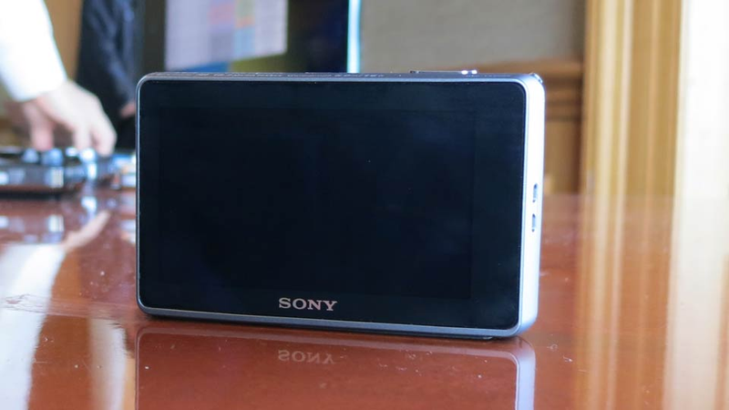 Illustration for article titled Sony's Underwater Cybershot TX200V Is the iPhone's Fat Photo-Taking Cousin